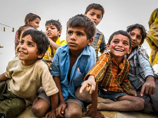 depositphotos_56835989-stock-photo-indian-kids-in-the-jaisalmer